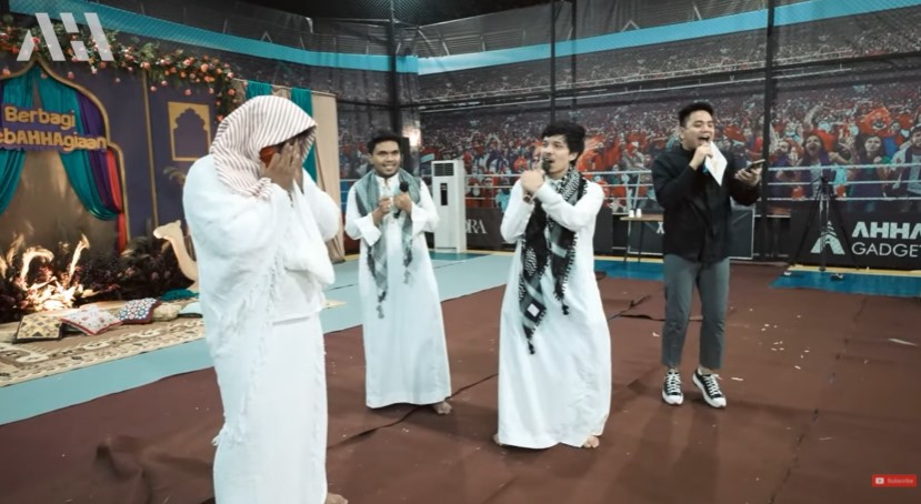 Momen Atta Halilintar bagi THR ke karyawan © YouTube Momen Atta Halilintar bagi THR ke karyawan © YouTube