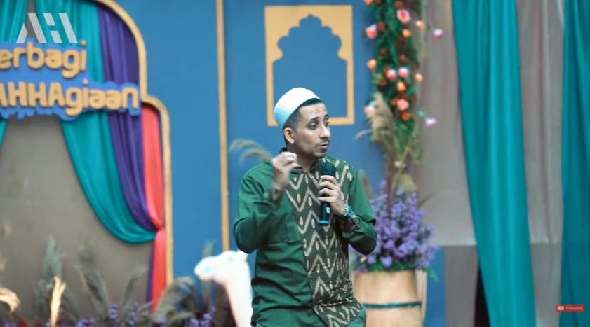 Momen Atta Halilintar bagi THR ke karyawan © YouTube Momen Atta Halilintar bagi THR ke karyawan © YouTube