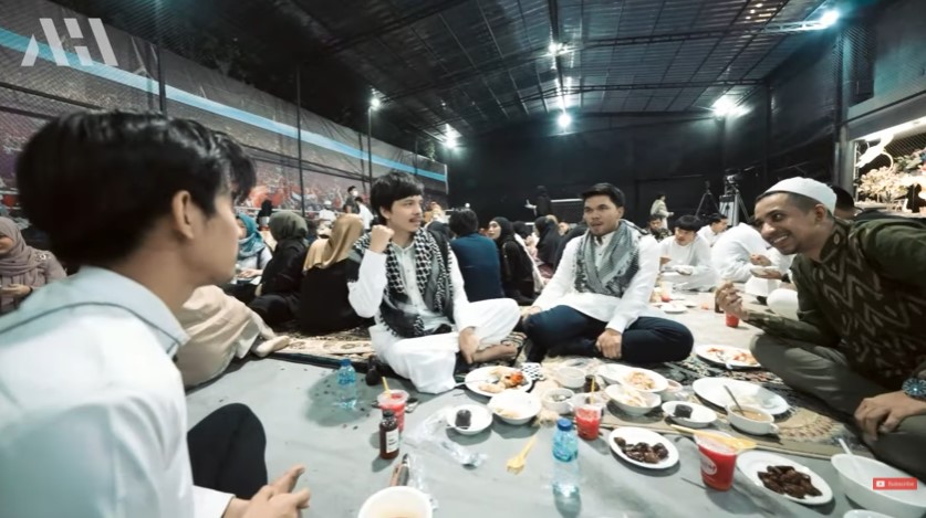 Momen Atta Halilintar bagi THR ke karyawan © YouTube Momen Atta Halilintar bagi THR ke karyawan © YouTube