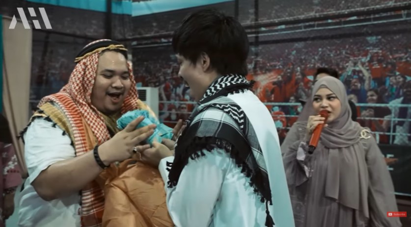 Momen Atta Halilintar bagi THR ke karyawan © YouTube Momen Atta Halilintar bagi THR ke karyawan © YouTube