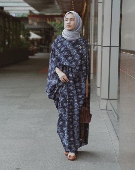 Inspirasi kaftan untuk wanita hijab ala 17 seleb, cocok untuk Lebaran