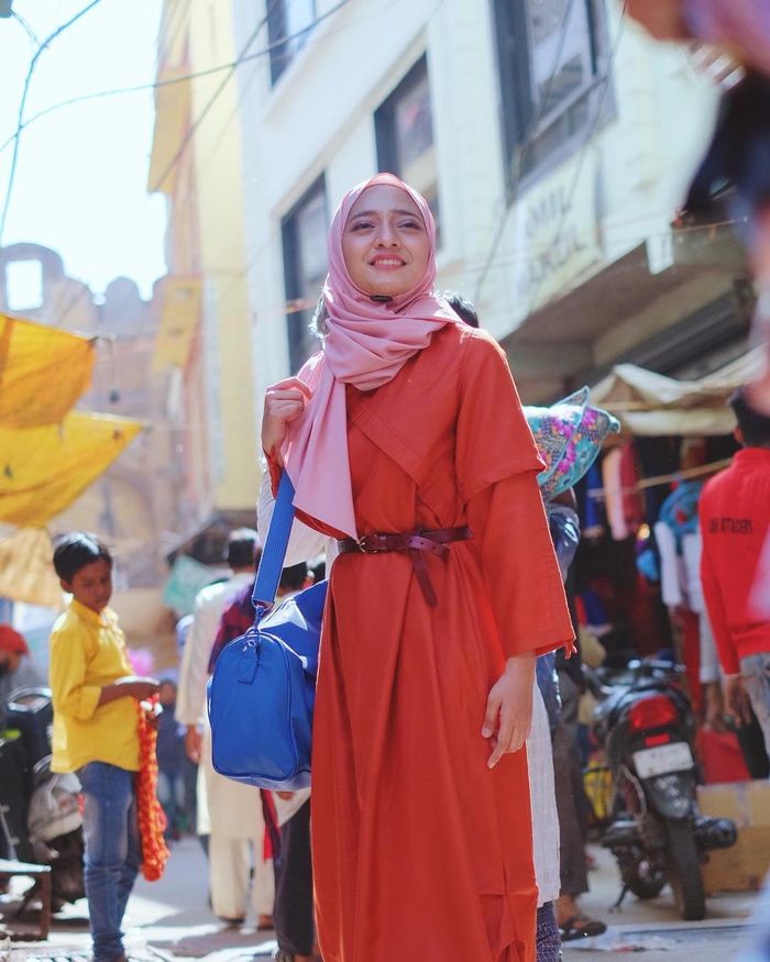 Inspirasi kaftan untuk wanita hijab ala 17 seleb, cocok untuk Lebaran