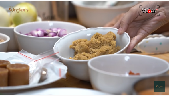 13 Langkah Zaskia Sungkar bikin semur ketupat khas Betawi, bikin nagih