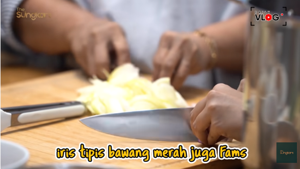 13 Langkah Zaskia Sungkar bikin semur ketupat khas Betawi, bikin nagih