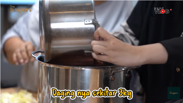 13 Langkah Zaskia Sungkar bikin semur ketupat khas Betawi, bikin nagih