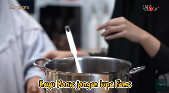 13 Langkah Zaskia Sungkar bikin semur ketupat khas Betawi, bikin nagih