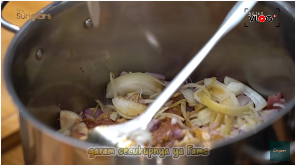 13 Langkah Zaskia Sungkar bikin semur ketupat khas Betawi, bikin nagih