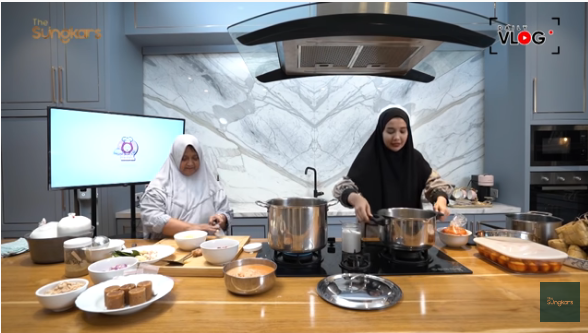 13 Langkah Zaskia Sungkar bikin semur ketupat khas Betawi, bikin nagih