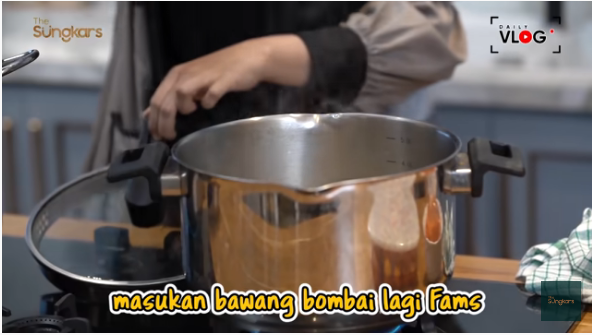 13 Langkah Zaskia Sungkar bikin semur ketupat khas Betawi, bikin nagih