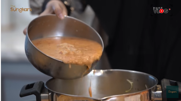 13 Langkah Zaskia Sungkar bikin semur ketupat khas Betawi, bikin nagih