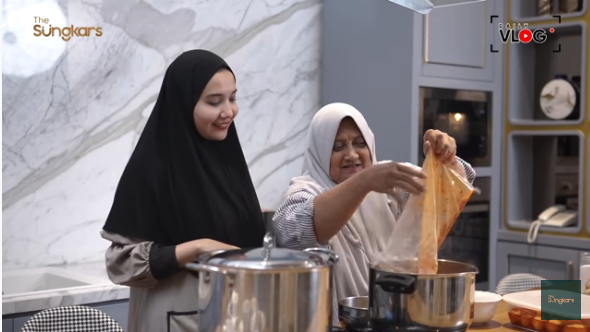 13 Langkah Zaskia Sungkar bikin semur ketupat khas Betawi, bikin nagih