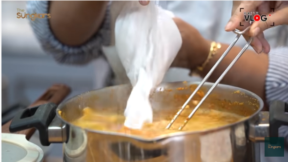 13 Langkah Zaskia Sungkar bikin semur ketupat khas Betawi, bikin nagih