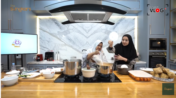 13 Langkah Zaskia Sungkar bikin semur ketupat khas Betawi, bikin nagih