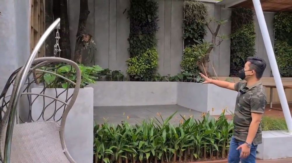 Potret halaman belakang Rachel Venya usai renovasi © berbagai sumber Potret halaman belakang Rachel Venya usai renovasi © berbagai sumber