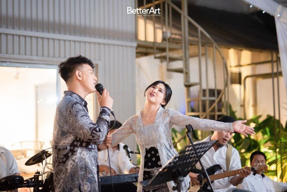 Momen lamaran Adinda Azani dan Armand Zachary © berbagai sumber