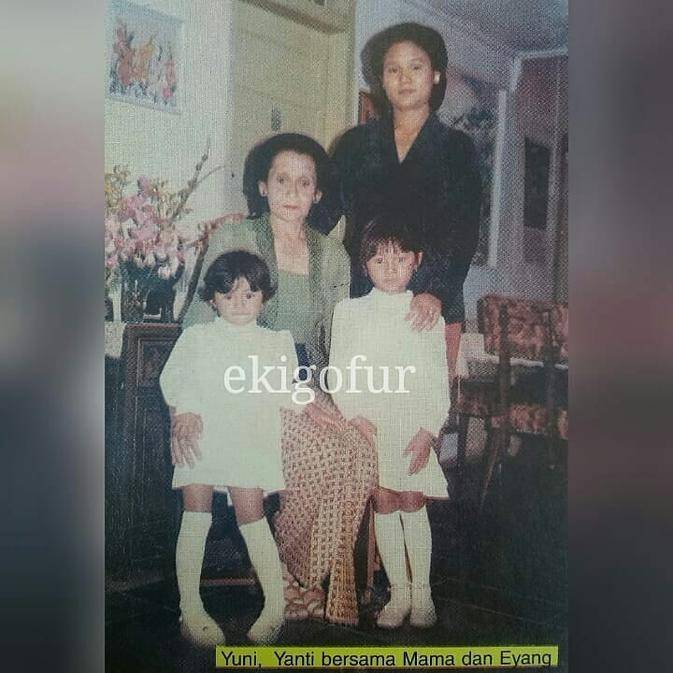 Potret lawas penyanyi bareng keluarga © berbagai sumber Potret lawas penyanyi bareng keluarga © berbagai sumber