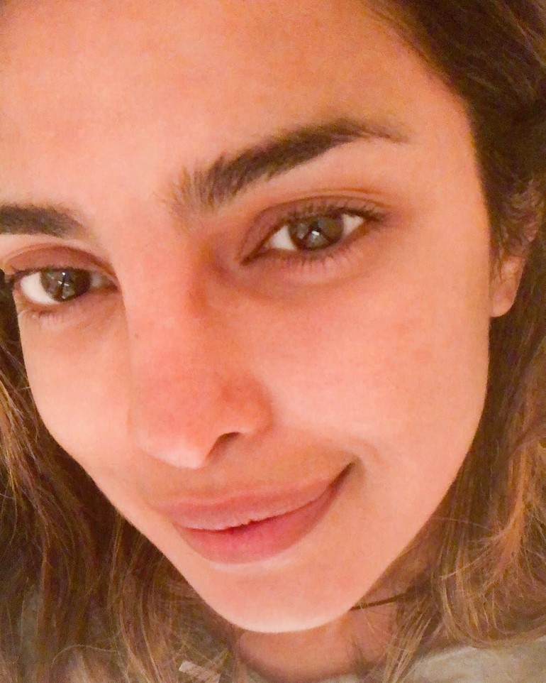 Potret tanpa makeup 10 aktris Bollywood termahal 2022, bikin terpana