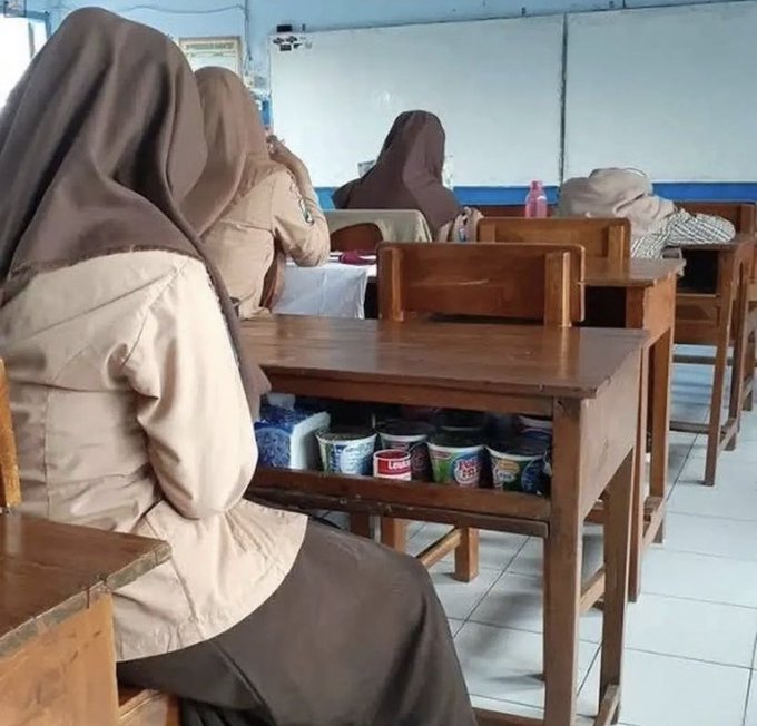 orang simpan barang tapi nyeleneh © berbagai sumber