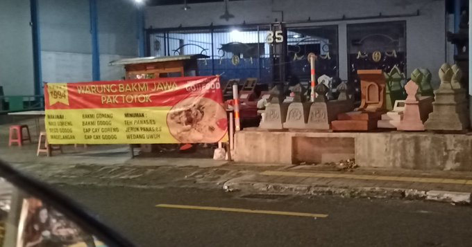 lapak dagang nyaris menipu mata © Twitter