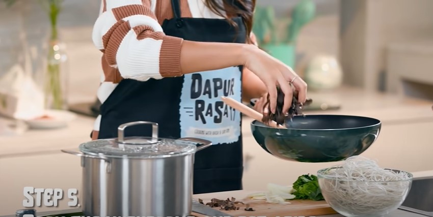 11 Trik Raisa bikin japchae, bihun ala Korea yang praktis dan lezat