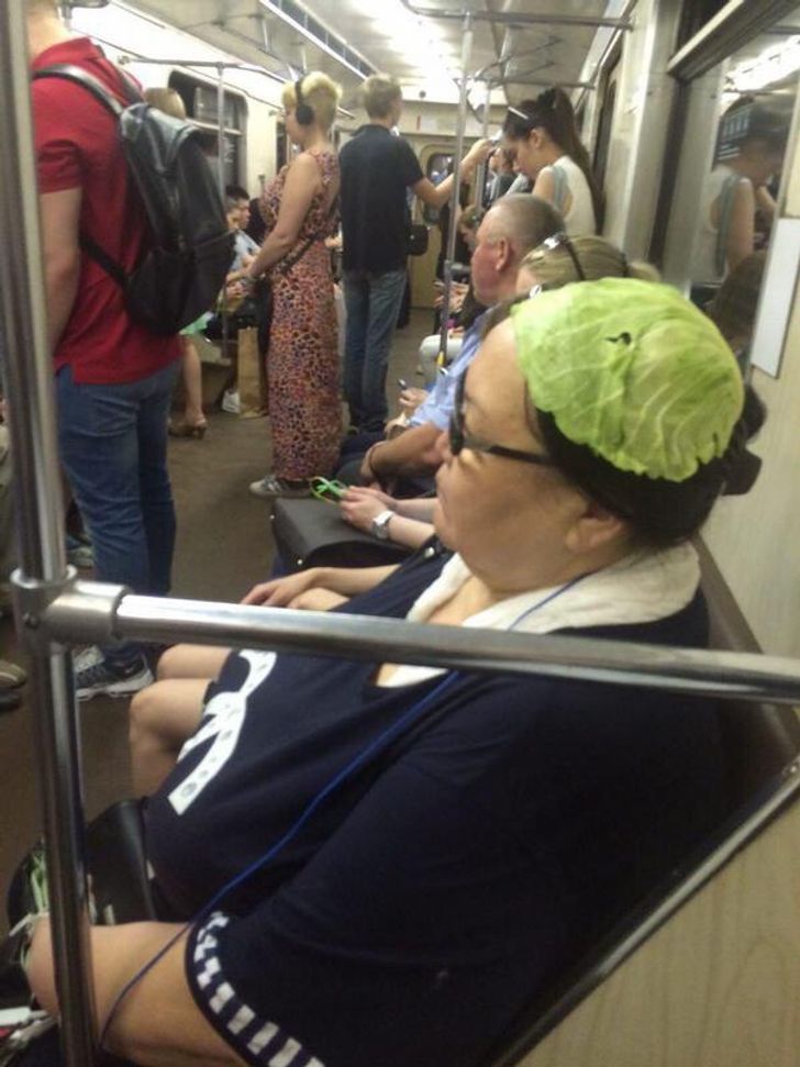 fashion nyeleneh tempat umum © berbagai sumber