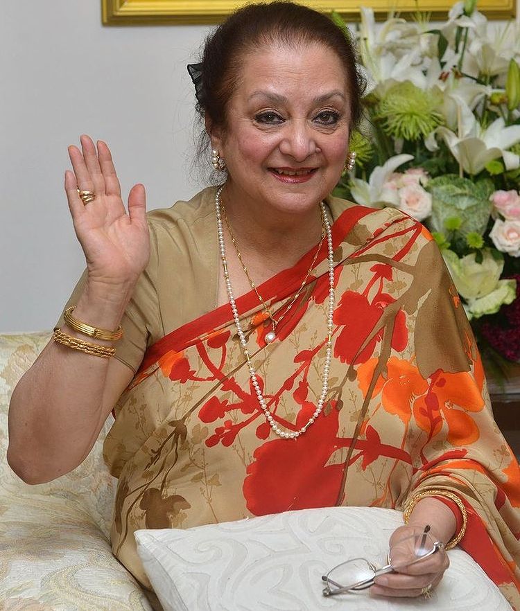 aktris pasangan Amitabh Bachchan di film © berbagai sumber