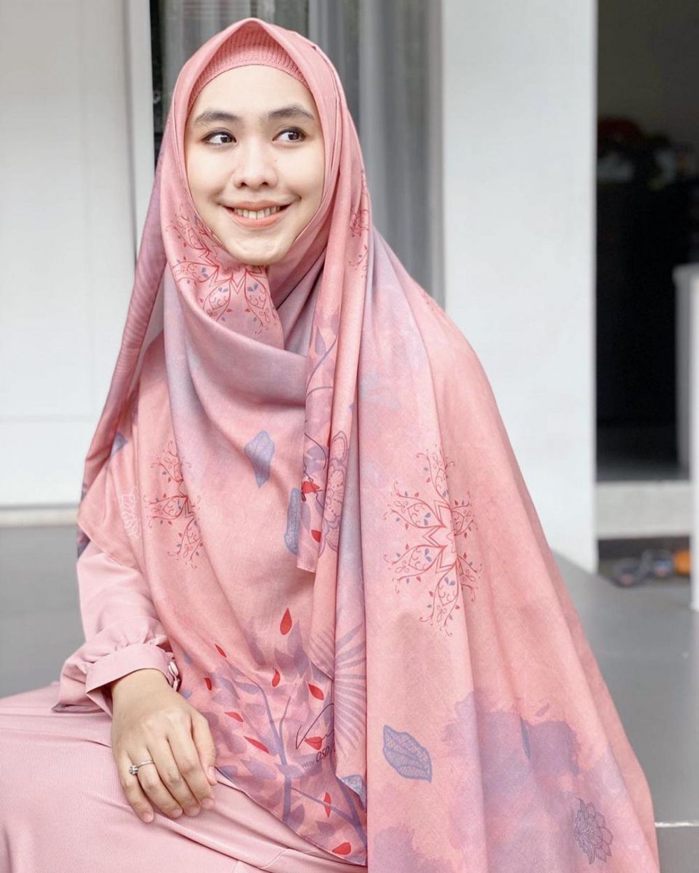 Inspirasi busana lebaran Oki Setiana Dewi © Instagram/@okisetianadewi Inspirasi busana lebaran Oki Setiana Dewi © Instagram/@okisetianadewi