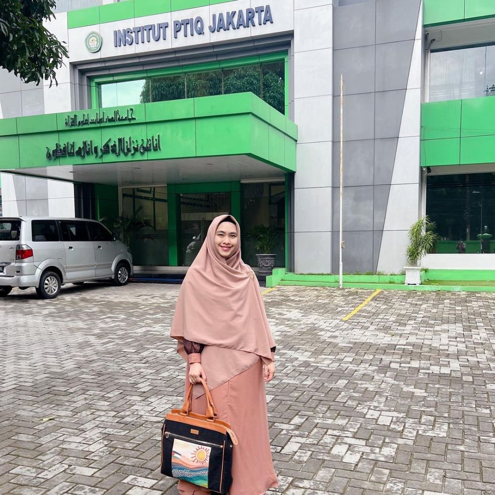 Inspirasi busana lebaran Oki Setiana Dewi © Instagram/@okisetianadewi Inspirasi busana lebaran Oki Setiana Dewi © Instagram/@okisetianadewi