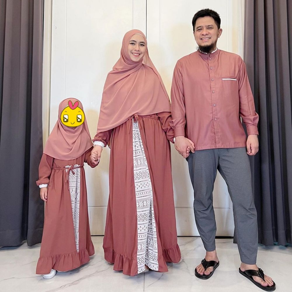 Inspirasi busana lebaran Oki Setiana Dewi © Instagram/@okisetianadewi Inspirasi busana lebaran Oki Setiana Dewi © Instagram/@okisetianadewi