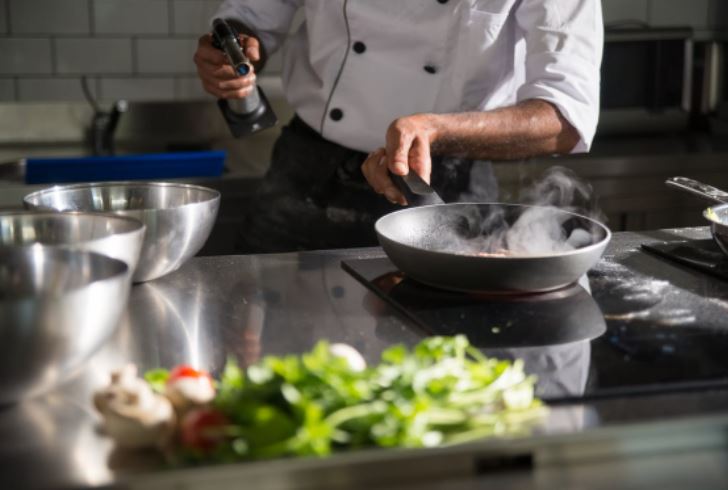 Tanpa disadari, 10 kesalahan memasak ini bikin teflon cepat rusak