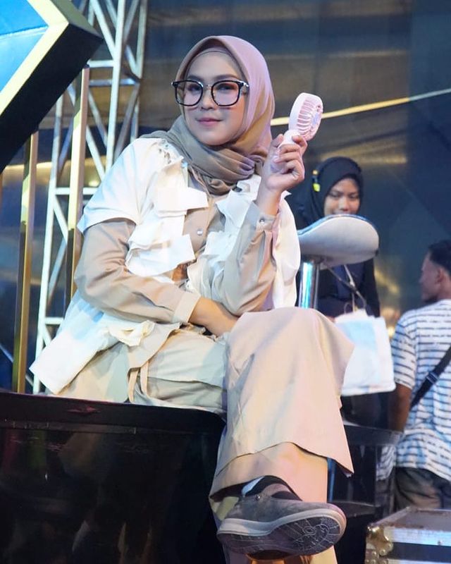 Inspirasi OOTD Lebaran ala Ria Ricis Instagram Inspirasi OOTD Lebaran ala Ria Ricis Instagram