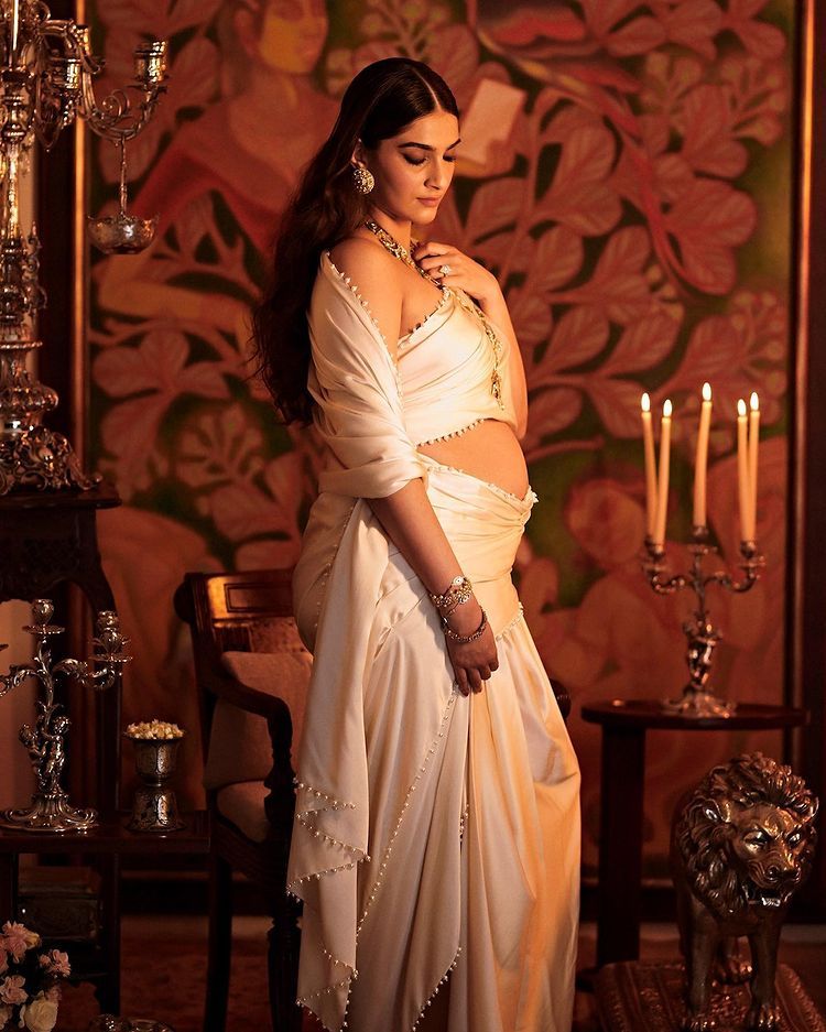 Foto maternity 11 seleb Bollywood era 2000-an, Sonam Kapoor pakai sari
