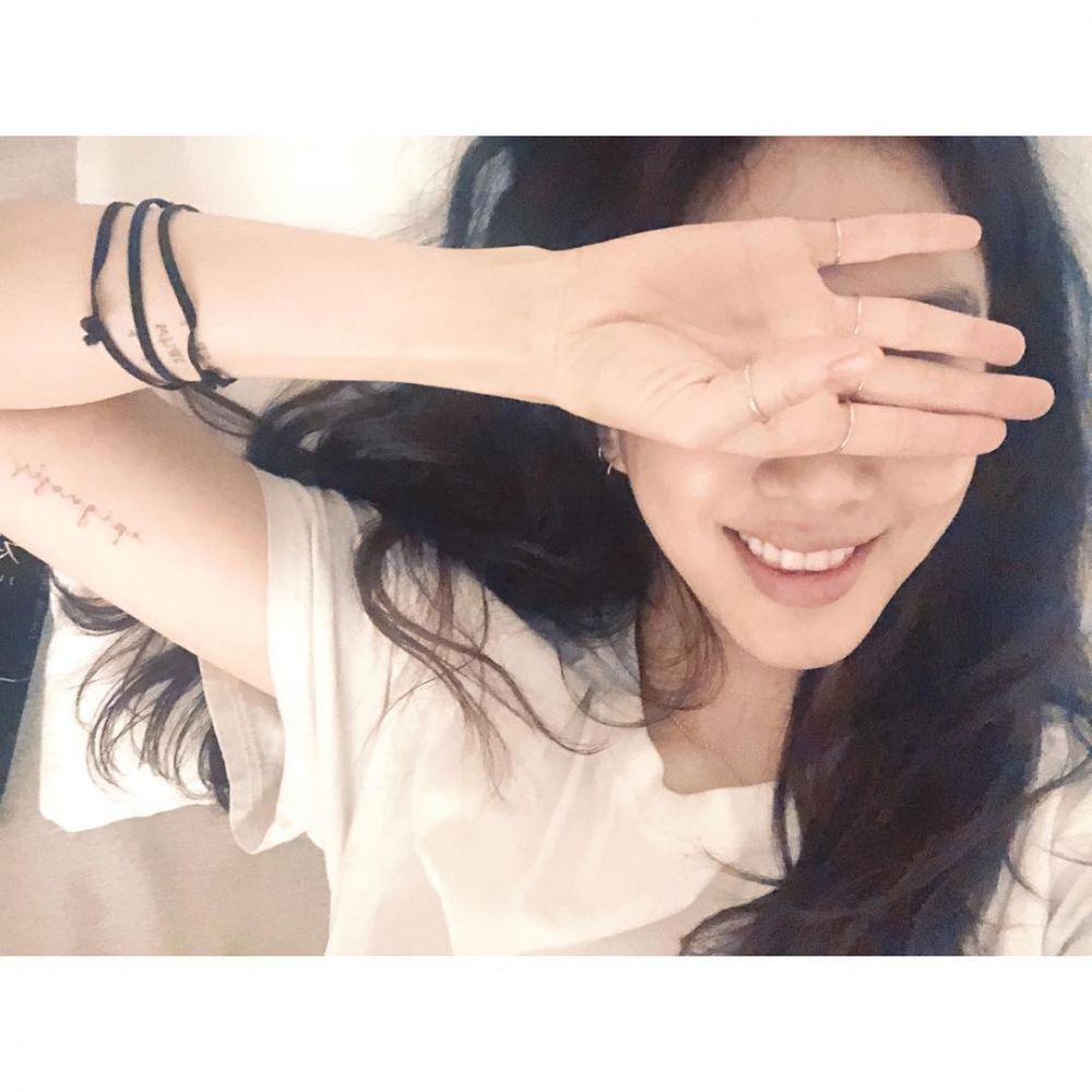 Potret 11 aktris Korea tak sengaja pamer tato, punya Suzy gambar hati