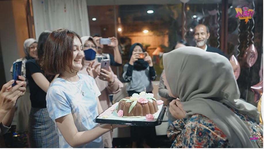13 Potret kue ultah Irish Bella dari tahun ke tahun, simpel & elegan
