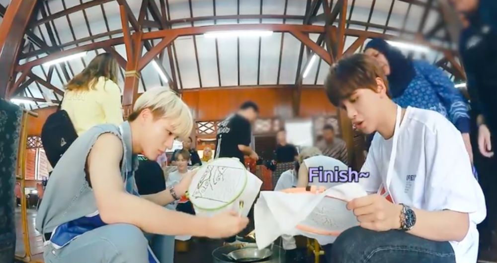 gaya melokal idol K-Pop di Indonesia Berbagai sumber