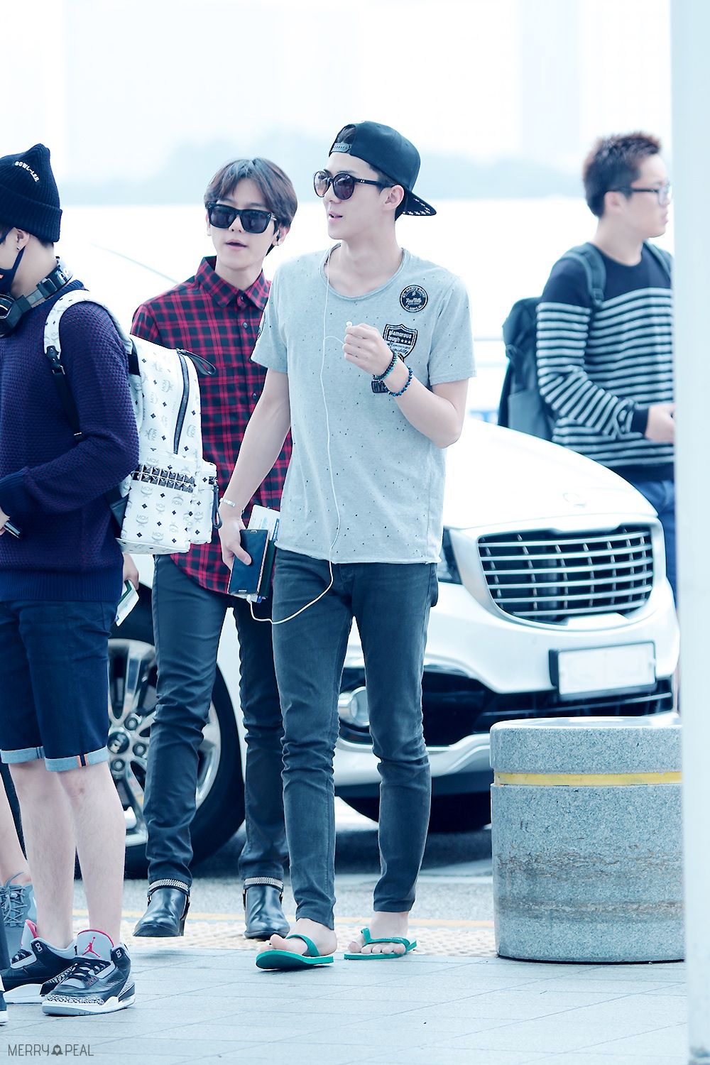 gaya melokal idol K-Pop di Indonesia Berbagai sumber