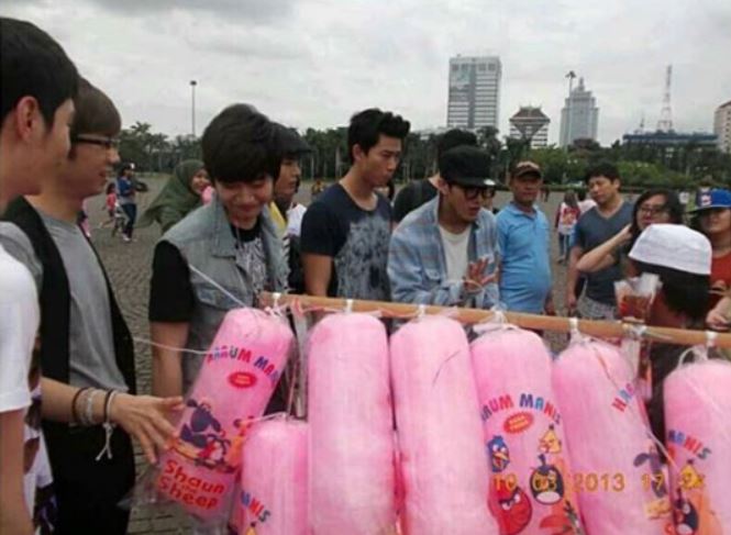 gaya melokal idol K-Pop di Indonesia Berbagai sumber