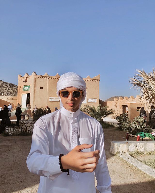 Padu padan outfit Lebaran ala Rey Mbayang Instagram