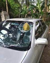 parkir mobil malah kena apes © berbagai sumber