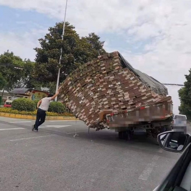 parkir mobil malah kena apes © berbagai sumber