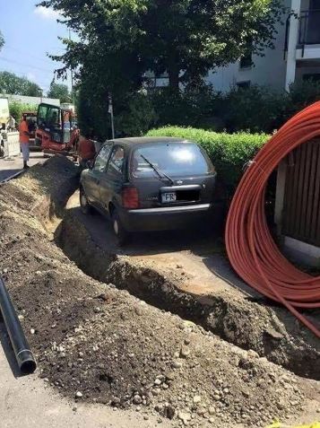 parkir mobil malah kena apes © berbagai sumber