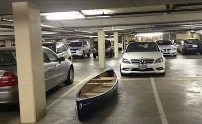 parkir mobil malah kena apes © berbagai sumber