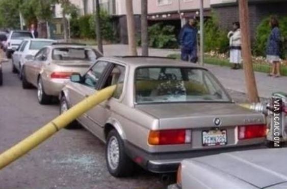 parkir mobil malah kena apes © berbagai sumber