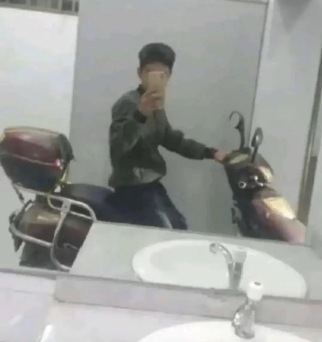 pas selfie malah kelihatan nggak keren © berbagai sumber