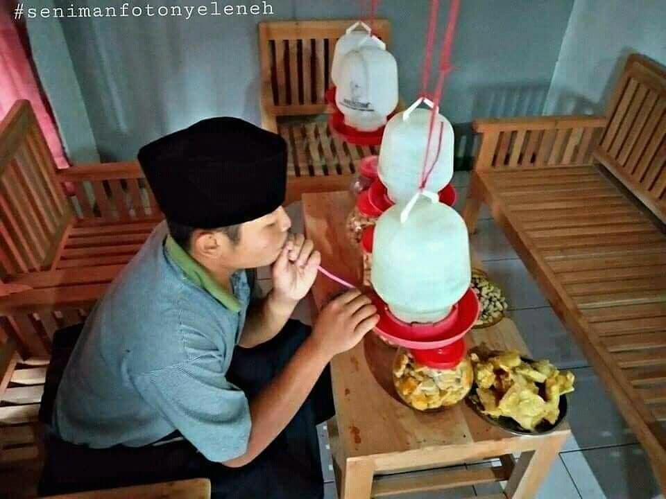 15 Momen lucu menerima tamu pas Lebaran, ada-ada aja tingkahnya