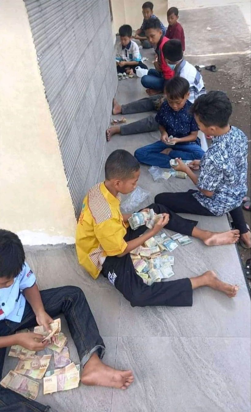 menerima tamu pas Lebaran kocak © berbagai sumber menerima tamu pas Lebaran kocak © berbagai sumber