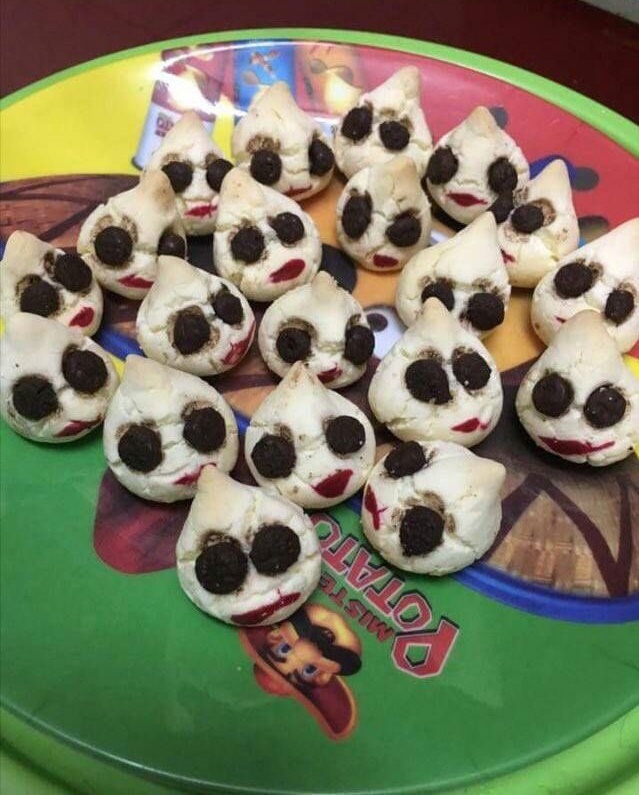 kue kering tapi bentuknya aneh banget © berbagai sumber