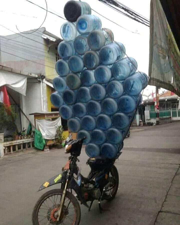 tumpukan barang nyeleneh pol © Instagram