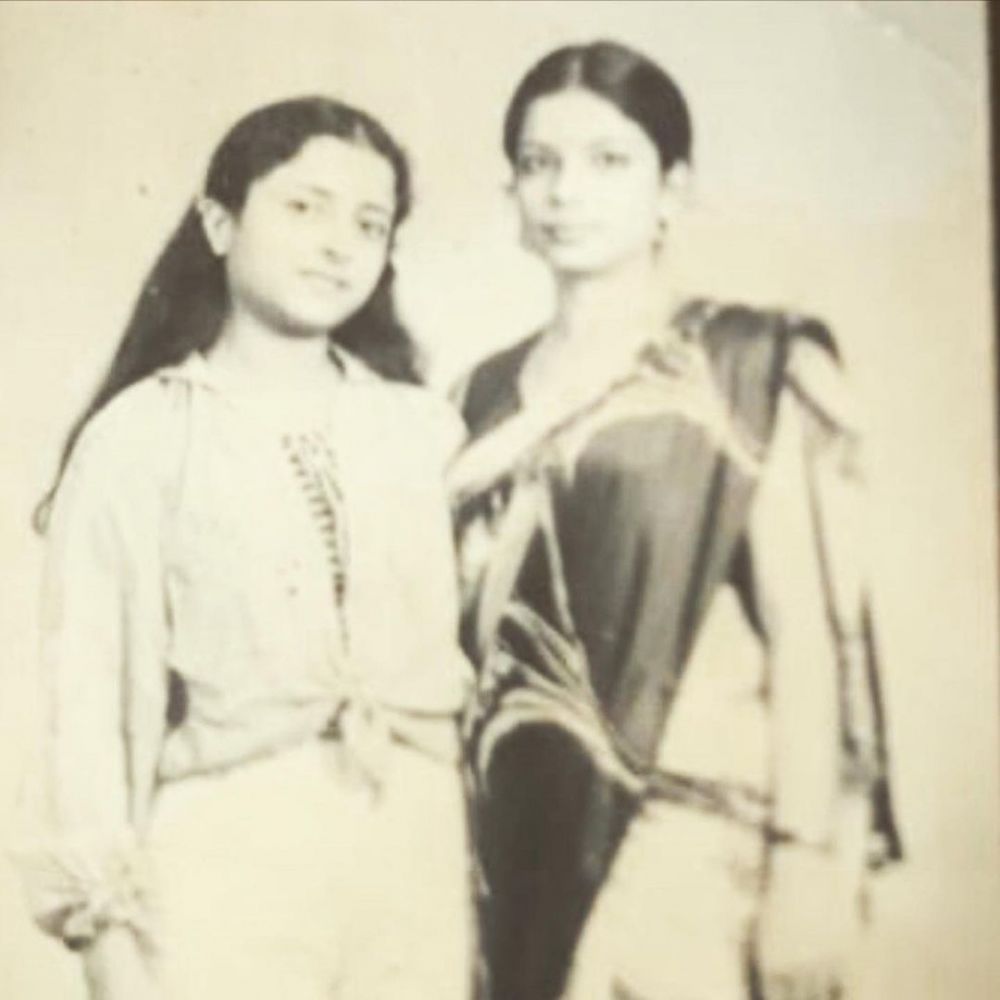 Potret masa muda ibu 11 aktris Bollywood, cantiknya bikin terpesona