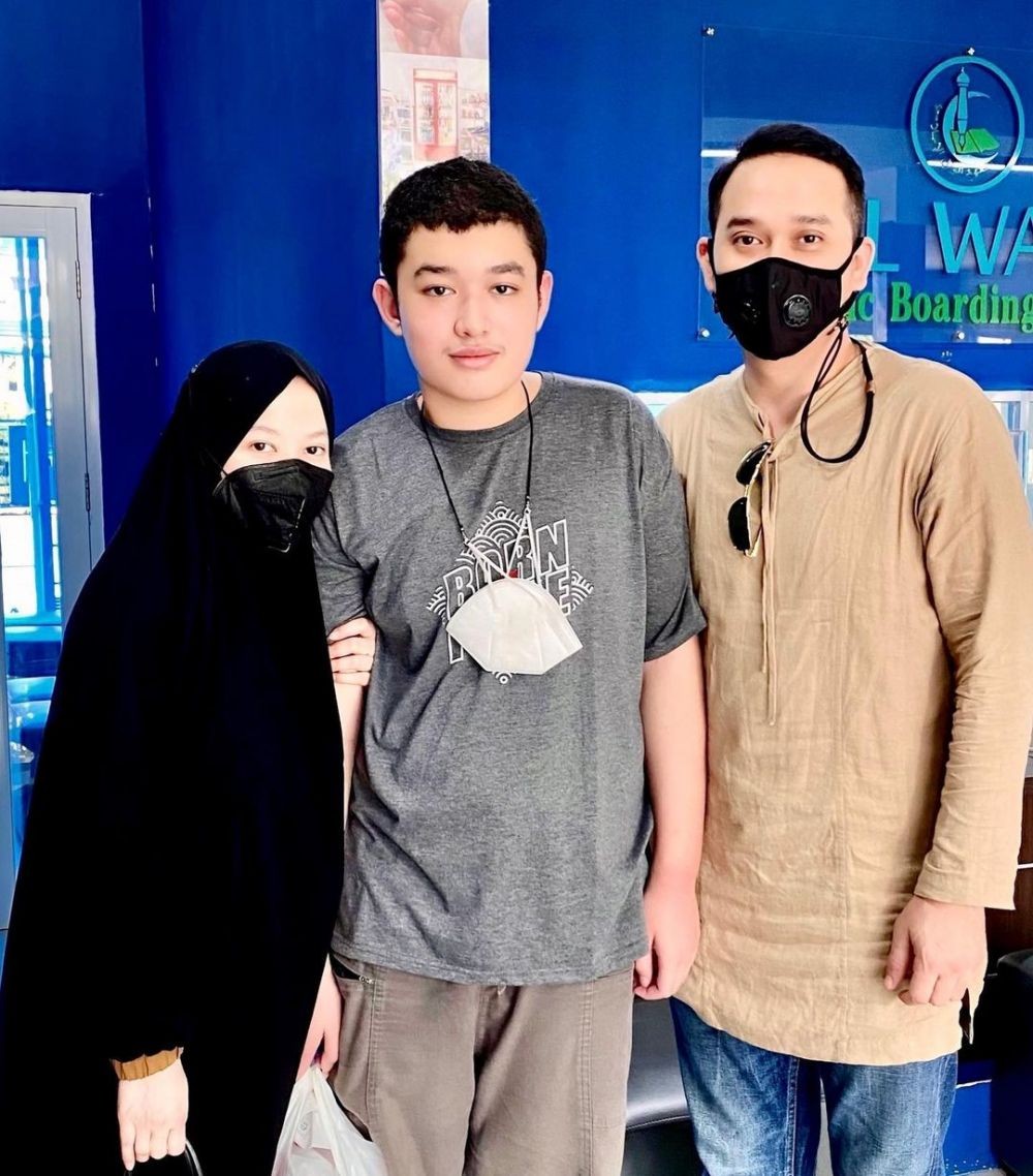 kebersamaan seleb dan putra sambung © instagram